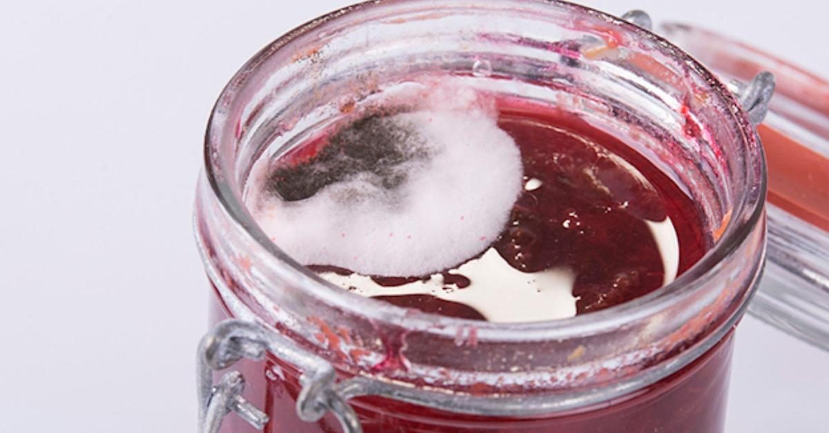 gemul cu mucegai din borcan nu mai e bun de consum