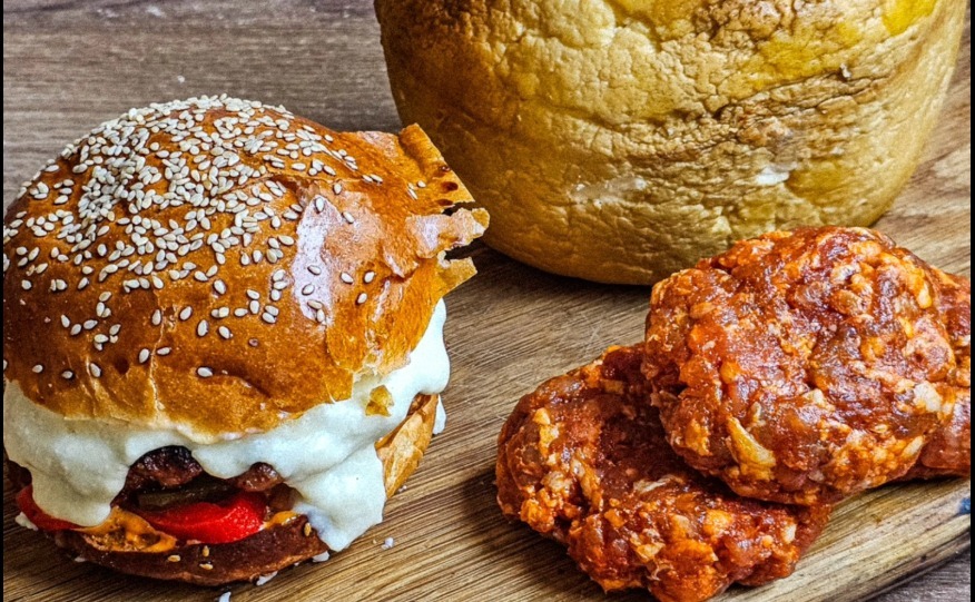 Burger cu chiftea de babic și cașcavea din Valea Doftanei