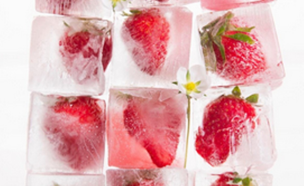 capsuni congelate in cuburi de gheata