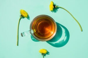 Ceaiul de păpădie poate ajuta la slăbit