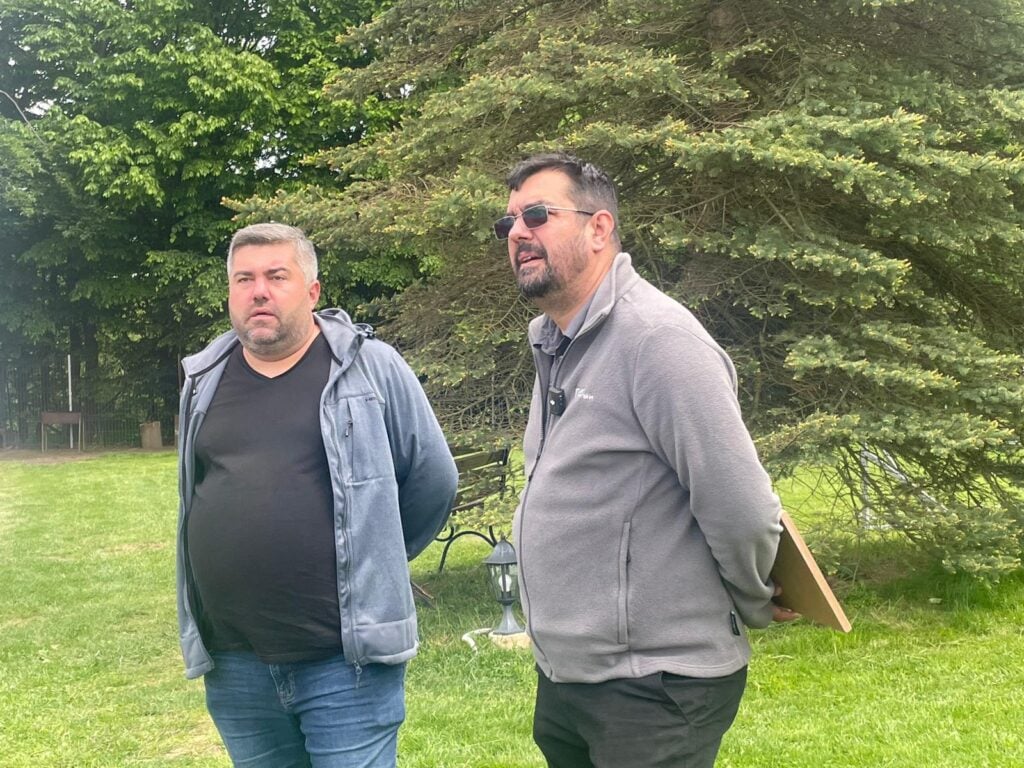 FOTO: Ciprian Codrea, proprietar Casa Codrea, ecoturism în Munții Făgăraș (stânga) / Istvan Szabo, Director Dezvoltare Afaceri Verzi în cadrul Fundației Conservation Carpathia (dreapta)