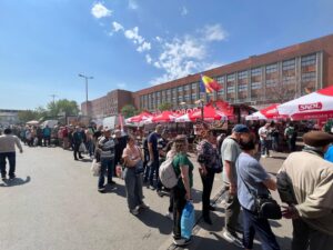 coada interminabila la mici din Piata Obor de 1 mai