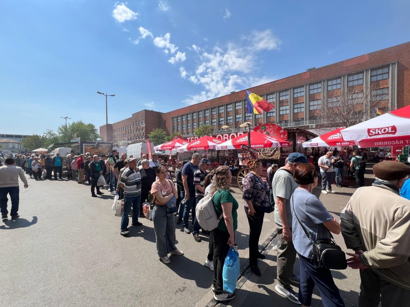 coada interminabila la mici din Piata Obor de 1 mai