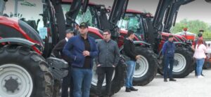 14 fermieri au primit utilaje de ultima generație cu care să lucreze pământul. Deși sunt foarte scumpe, agricultorii au achitat doar 10% din preț
