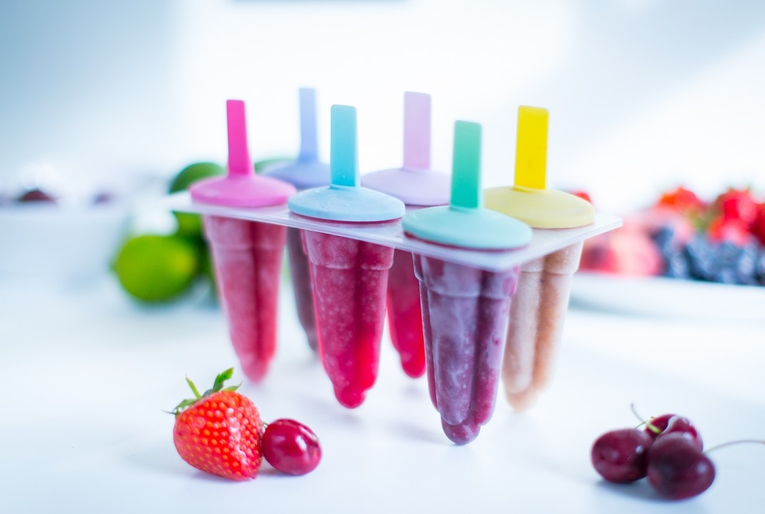 batoane de fructe inghetate pe bat in stil popsicle, numite ice pop, pe care le poti face acasa