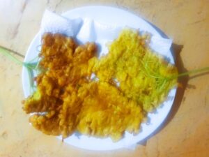 flori-de-soc-pane-pancakes-cu-flori-de-soc-in-compozitie-idei-creative-cu-flori-de-soc