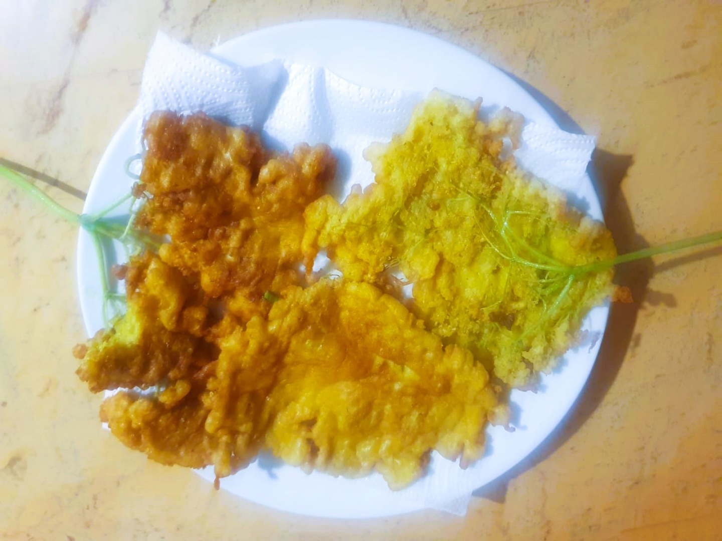 flori-de-soc-pane-pancakes-cu-flori-de-soc-in-compozitie-idei-creative-cu-flori-de-soc