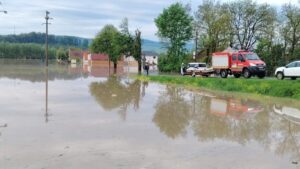 Terenuri inundate controlat și animale evacuate din cauza inundatiilor.