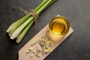 lemongrass-se-poate-cultiva-pe-balcon-aromata-in-bucatarie-tine-tantarii-la-distanta
