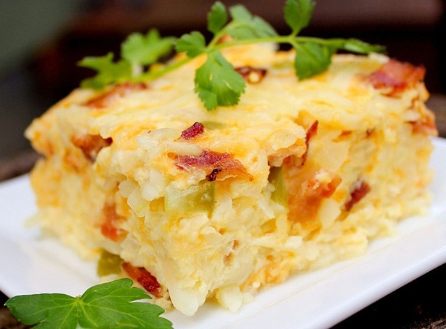 Mic dejun cu cartofi, bacon și ardei verde