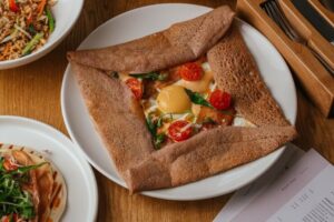 clatite-din-faina-de-hrisca-sau-galette-bretonne-sarrasin-ble-noir-se-servesc-alaturi-de-jambon-branza-ou-pliate-pe-margini