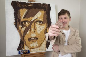 un artist britanic a realizat portrete de celebritati din biscuiti mcvities pentru a marca centenarul biscuitilor digestivi