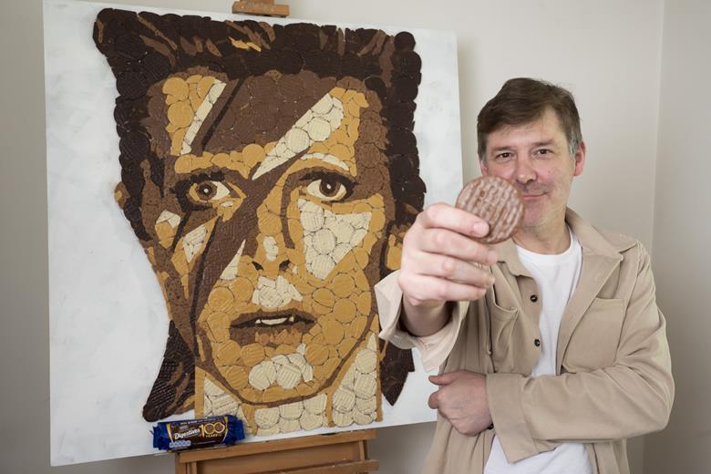 un artist britanic a realizat portrete de celebritati din biscuiti mcvities pentru a marca centenarul biscuitilor digestivi