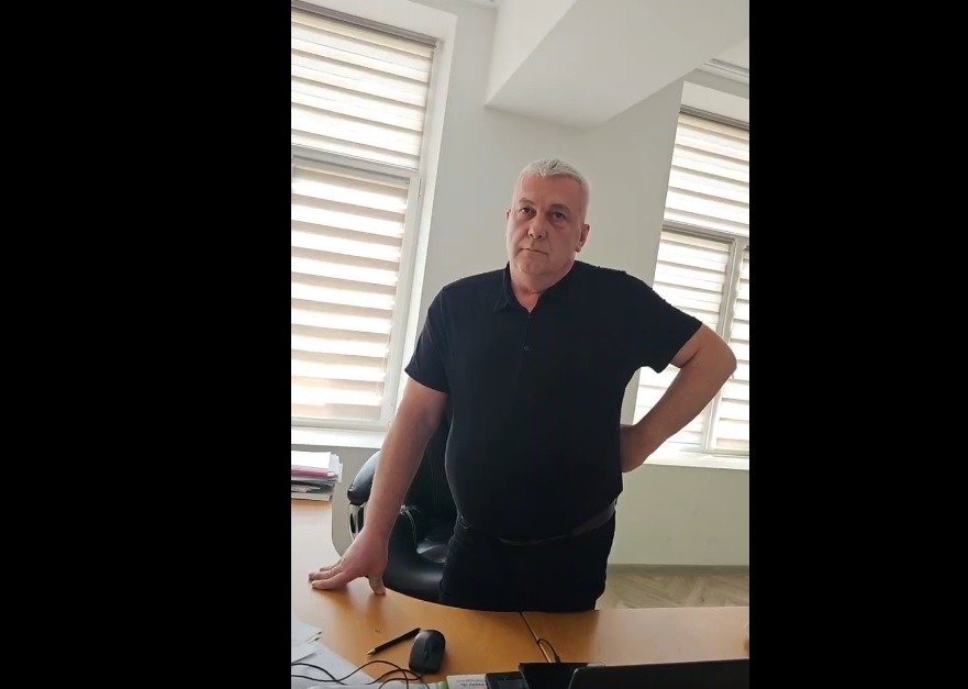 Primar din Bistrița-Năsăud, amenințat cu moartea în propriul birou de un sătean