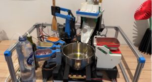 Bucătarul robot revine: A „absolvit” o școală culinară și poate găti singur o masă