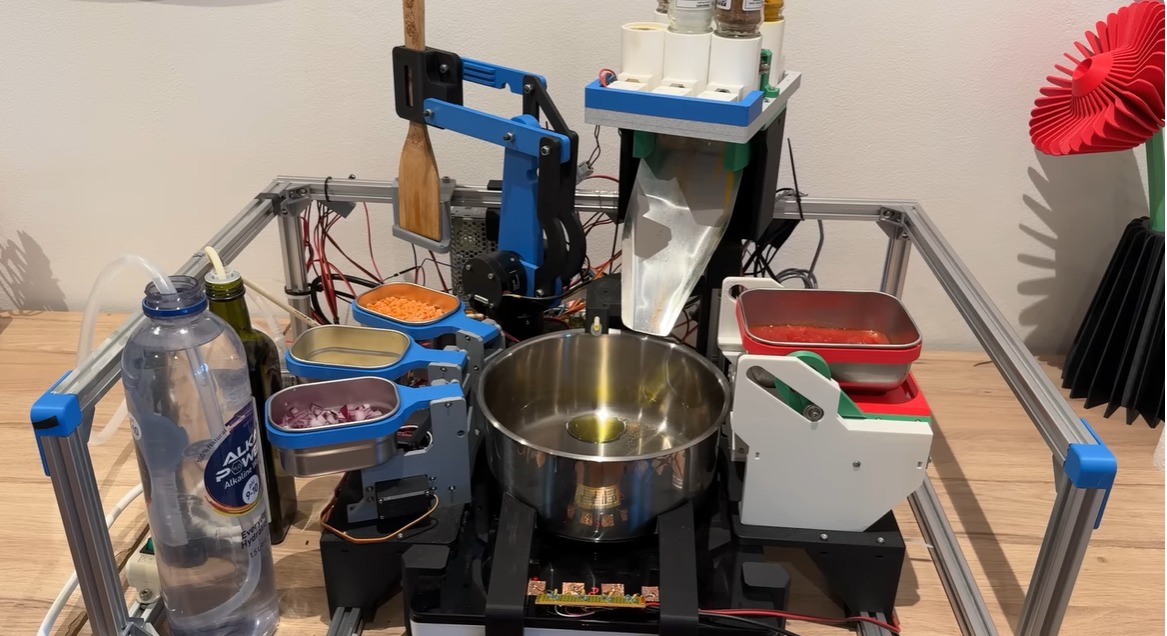 Bucătarul robot revine: A „absolvit” o școală culinară și poate găti singur o masă