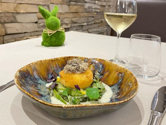 Salata de sparanghel cu ou crocant, cremă de Grana Padano și trufă neagră de vară