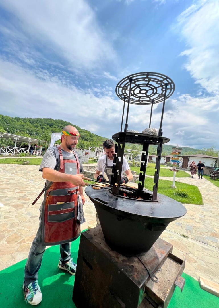 Liviu, cunoscut în mediul online drept Grătaragiul