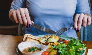 Tusea aparuta dupa ce mananci poate semnala un risc de cancer