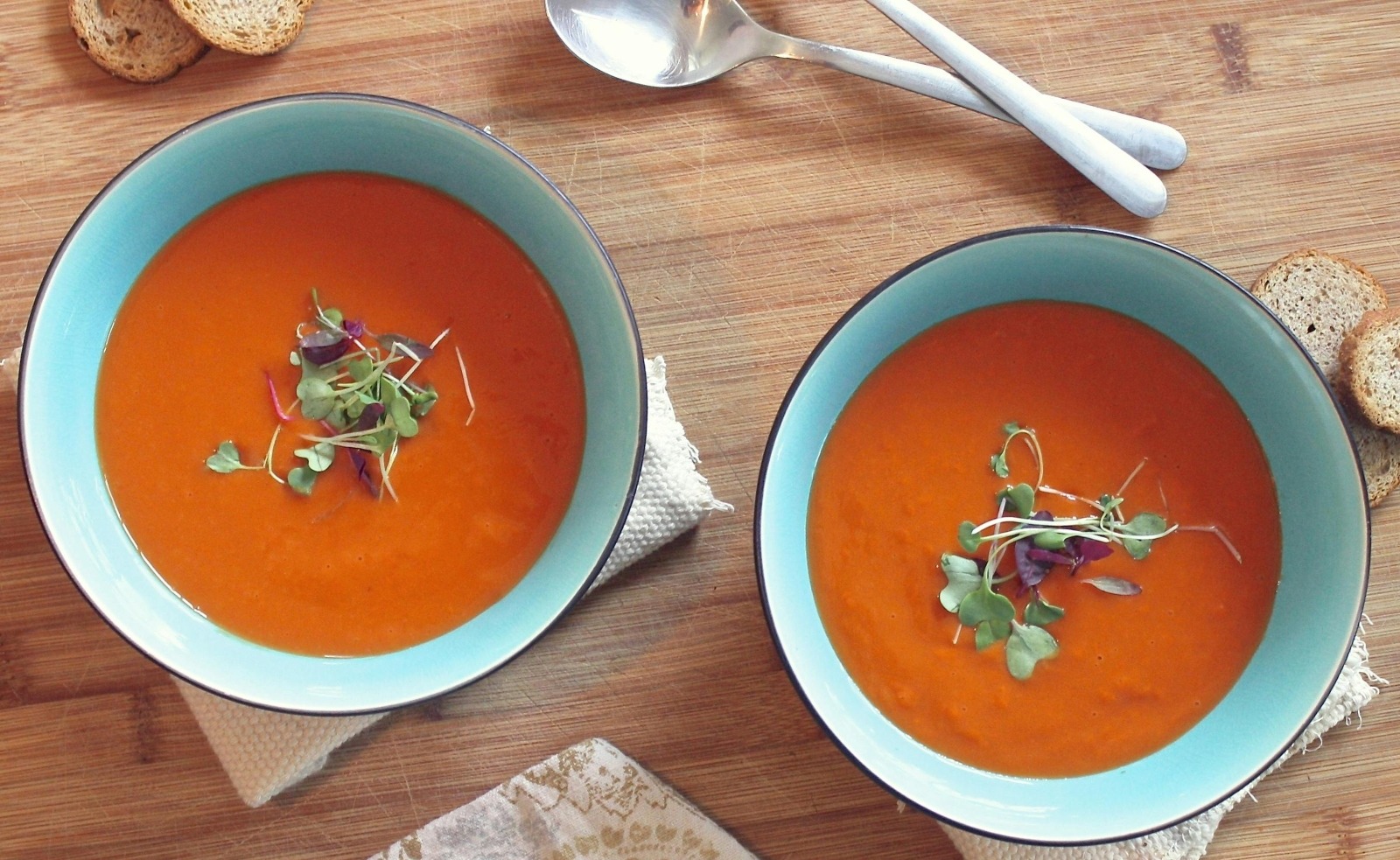 Beneficiile supei de rosii