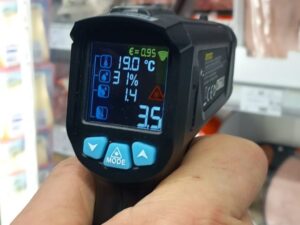 Un termometru verifică temperatura din vitrina unui magazin