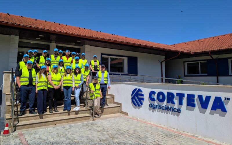 Mai mulți studenți de la USAMV au participat la un tur al stației de procesare semințe din Afumați Corteva