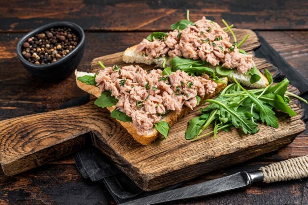 un mic dejun rapid cu ton si multe frunze de rucola