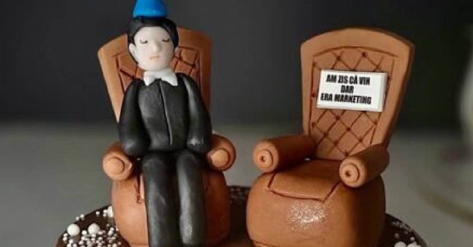 Tortul în care apare un fotoliu gol, o ironie la adresa refuzului lui George Simion de a participa la dezbaterile electorale