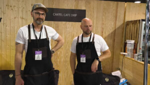 Doi ucrainieni refugiați în Spania pregătesc, la presa manuală, o cafea mai concentrată decât cea turcească sau decât ristretto italian