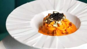 carbondoro-carbonara-de-70-de-euro-portia-pe-care-o-propune-un-restaurant-de-la-milano-in-plus-fata-de-reteta-traditionala-contine-caviar-sofran-si-foite-de-aur