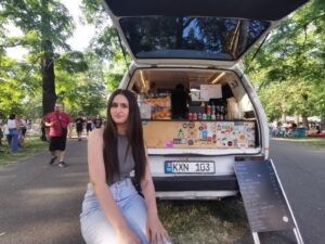 fosta-ambulanta-din-republica-moldova-transformata-in-cafenea-pe-roti-la-timisoara-barista-basarabeanca-studiaza-dreptul