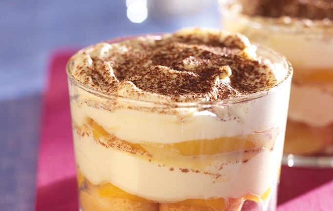 tiramisu cu piersici se prepara cu crema de branza si frisca