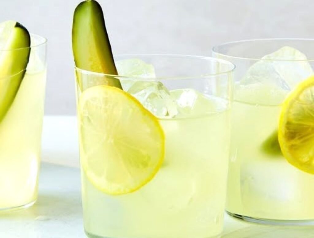 limonada-cu-castraveti-murati-creata-in-joaca-de-lantul-de-fast-food-popeyes-introdusa-in-meniu-reteta