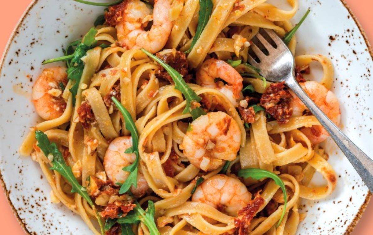 tagliatelle-cu-creveti-si-rosii-uscate-un-concentrat-de-gust-si-savoare-rapid-de-preparat-si-care-nu-costa-deloc-o-avere