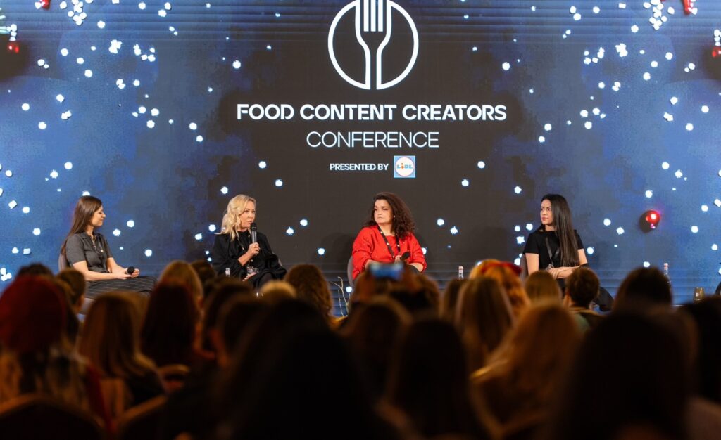 Scena food content creator, cu 4 speakeri.