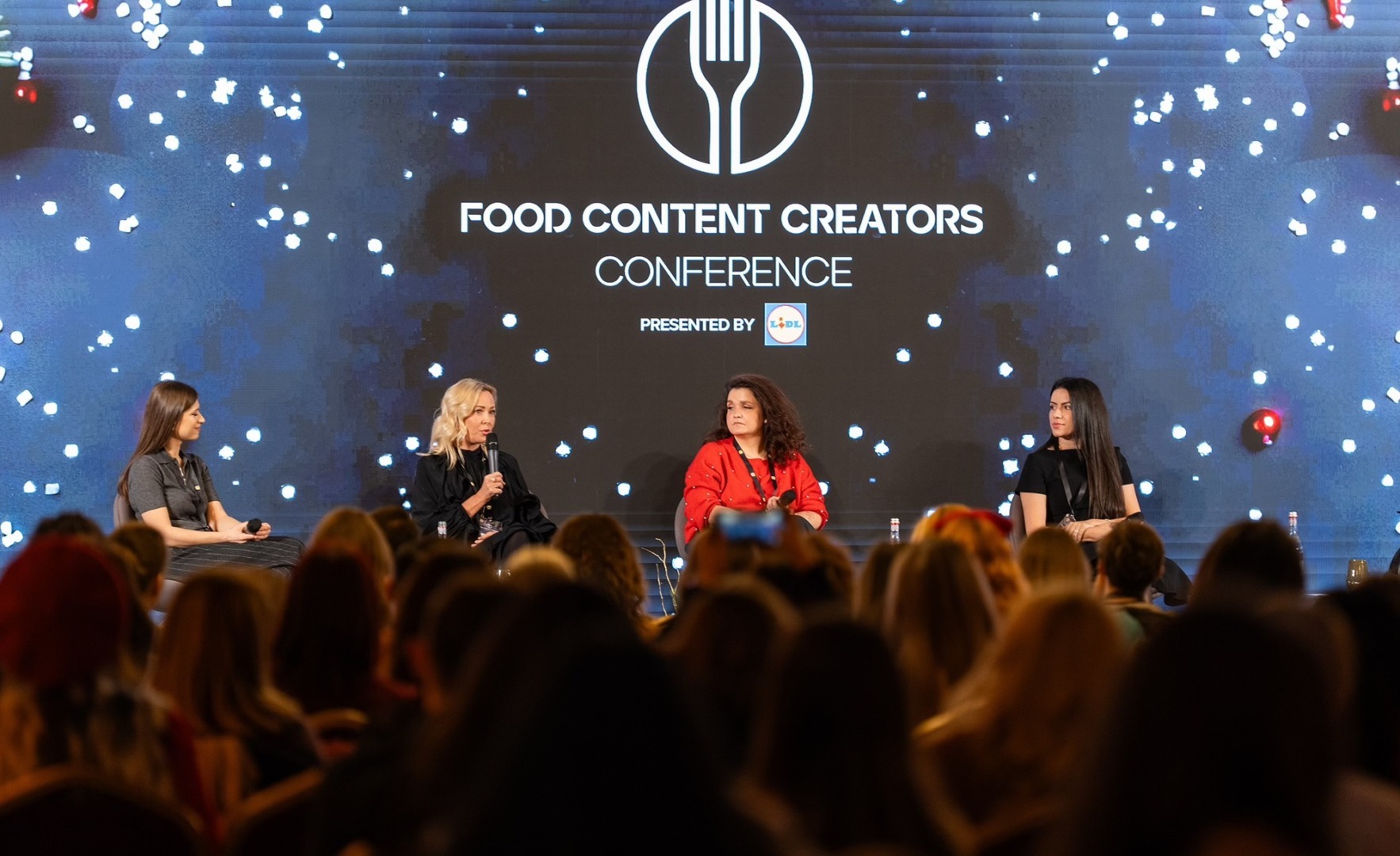 Scena food content creator, cu 4 speakeri.