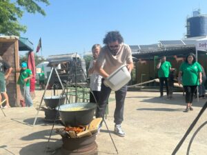 Costel Bojog, bucătar pentru câini la Adăpostul Speranța