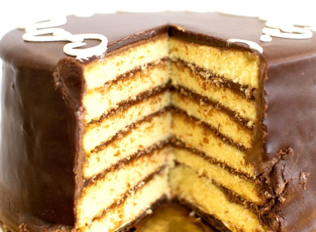 celebrul-tort-dobos-a-fost-adoptat-si-ulterior-modificat-la-celalalt-capat-al-lumii-imigrantii-din-new-orleans-l-au-botezat-doberge-cake-reducand-straturile-dar-facandu-le-mai-groase