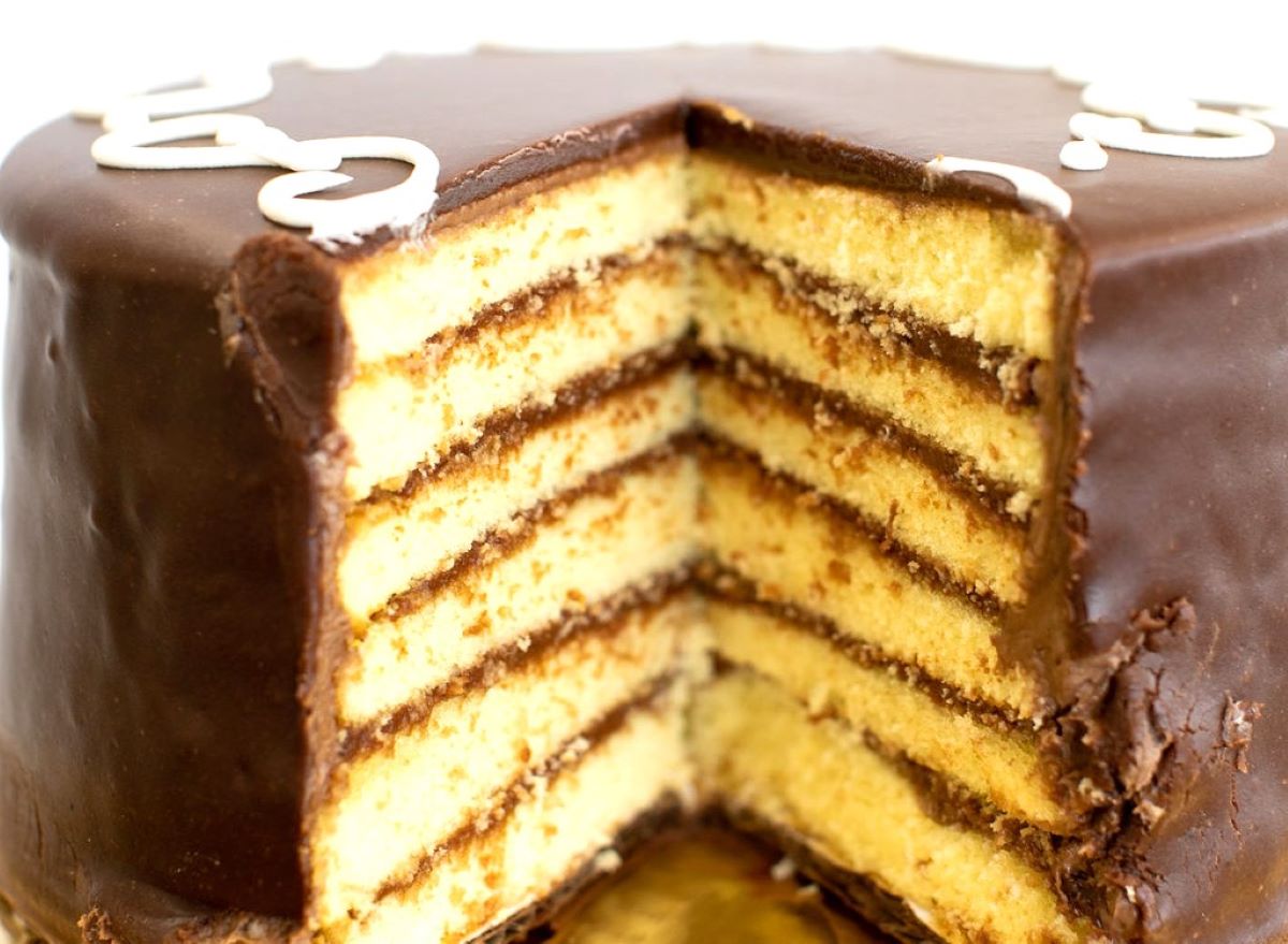 celebrul-tort-dobos-a-fost-adoptat-si-ulterior-modificat-la-celalalt-capat-al-lumii-imigrantii-din-new-orleans-l-au-botezat-doberge-cake-reducand-straturile-dar-facandu-le-mai-groase