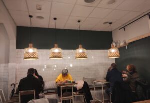 un american mutat in spania este surprins de regimul de viata de aici