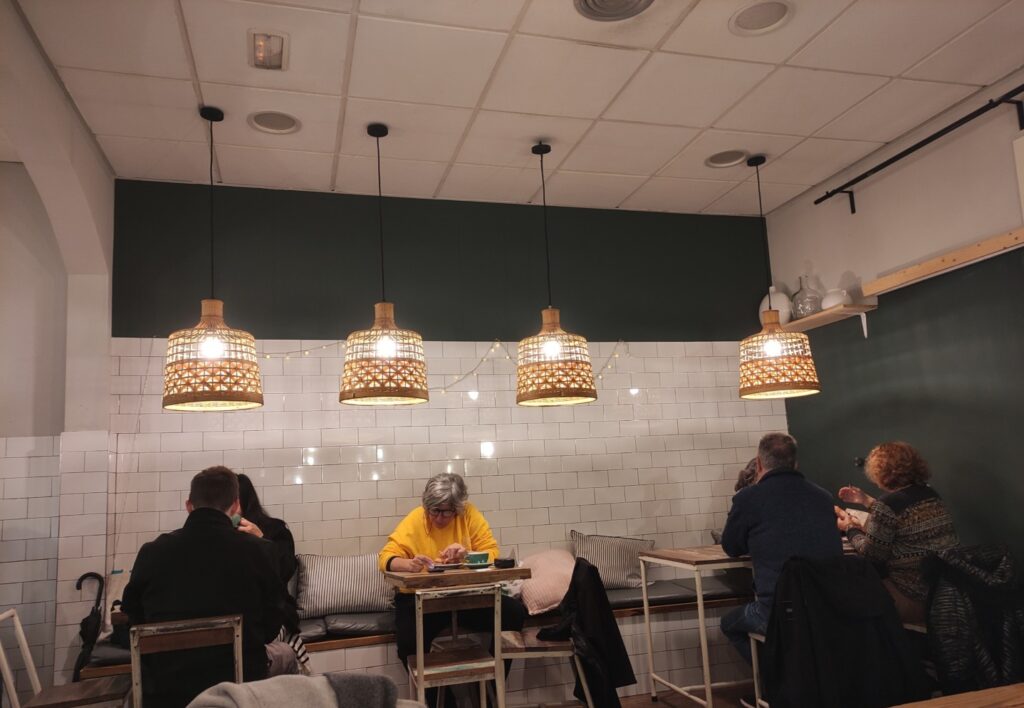 un american mutat in spania este surprins de regimul de viata de aici