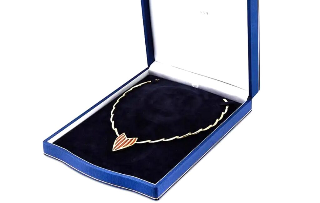 vincells-pietre-pretioase-obtinute-din-vin-creatiile-unui-cuplu-de-bijutieri-de-origine-maghiara