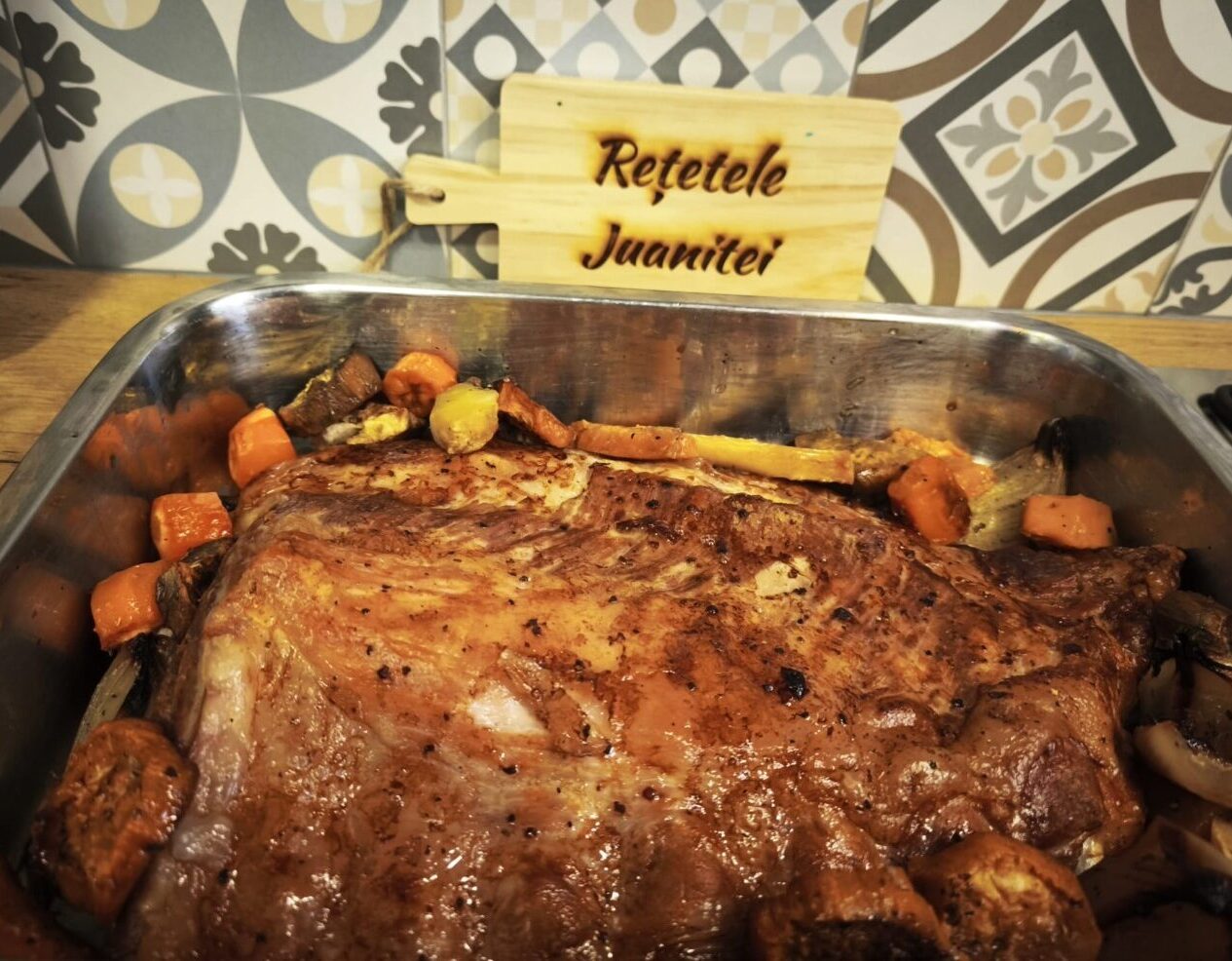 scaricica de porc se marineaza in bere si se coace la foc mic