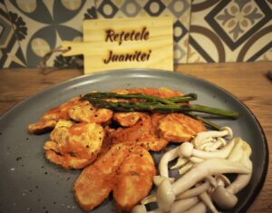 Fileurile de aarne de curcan si sosul se prepara in friteuza, ciupercile și sparanghelul la aburi