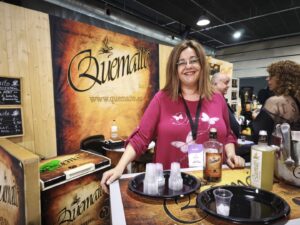 cafeaua se amestecă cu coniac, rom sau o băutură specială și devine un cocktail ușor alcolizat