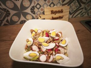 Salată de vară cu andive, ouă fierte și nuci se asezoneaza cu vinegretă de muștar Dijon