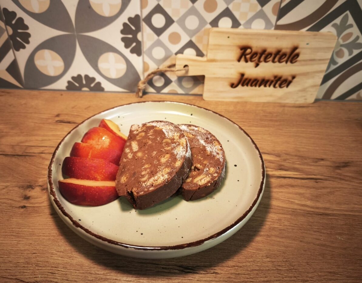 Salamul de biscuiti se face cu ganache cu ciocolata negra