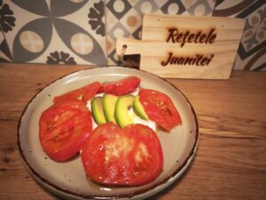 salata tricolora pentru care ai nevoie de branza avocado si rosii