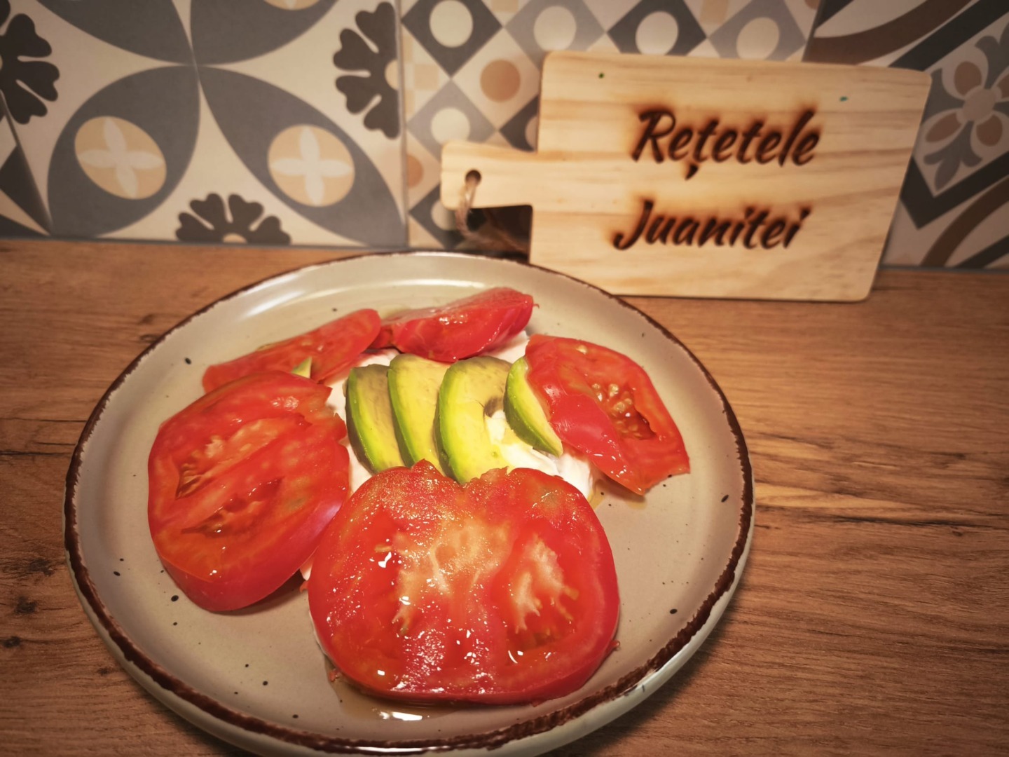 salata tricolora pentru care ai nevoie de branza avocado si rosii