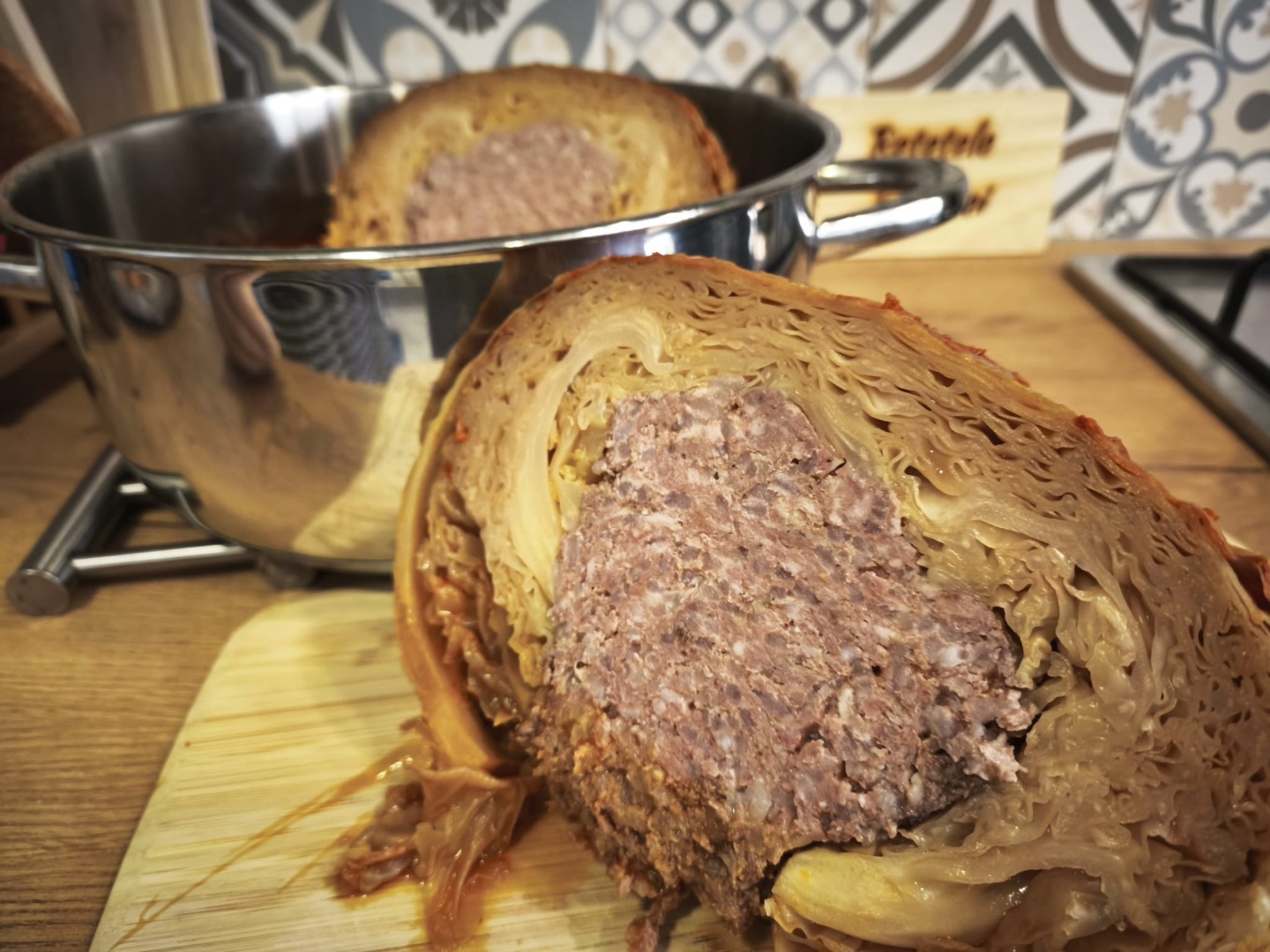 Varză umplută cu carne/ Arată ca o sarma uriașă și are gust de sarmale, doar că este mai ușor de preparat